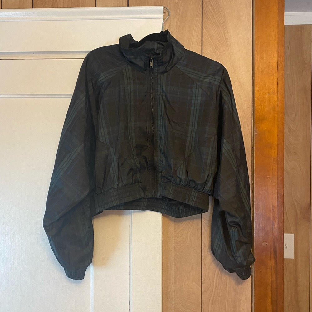 Cropped windbreaker